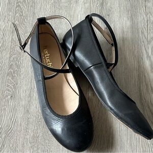 Bertuchi Black Flats